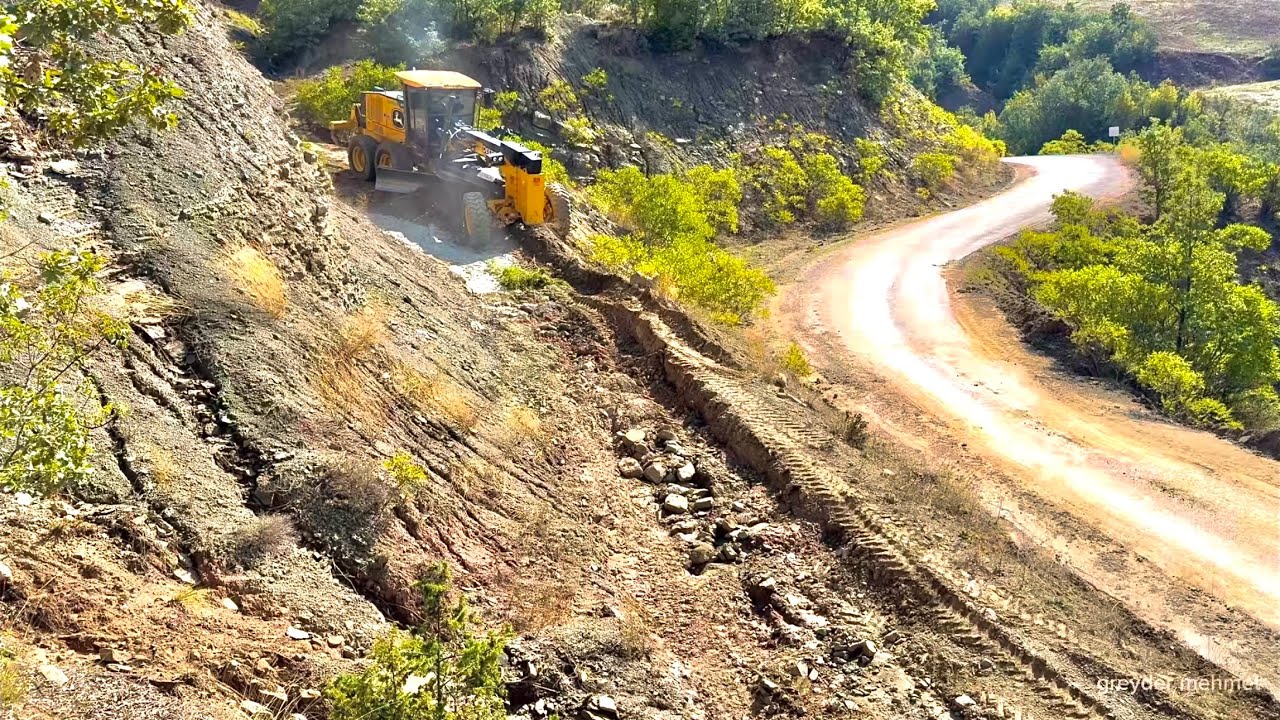 Как грейдер John Deere 670 расчищает затопленные горные дороги 