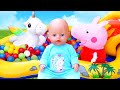 Детские видео куклы - БЕБИ БОН и Свинка Пеппа в бассейне с шариками! – Весёлые игры для детей.