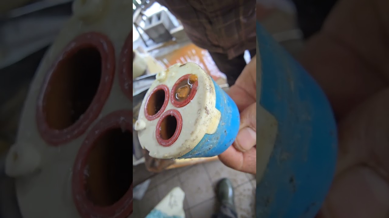 Чищення свердловини Осокорки. На додачу довелось чистити і систему труб. 