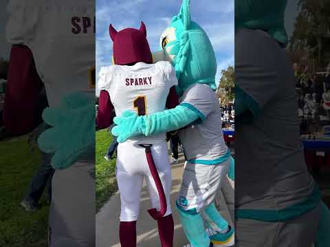 Video: Phoenix'te Fiesta Bowl Geçit Töreni