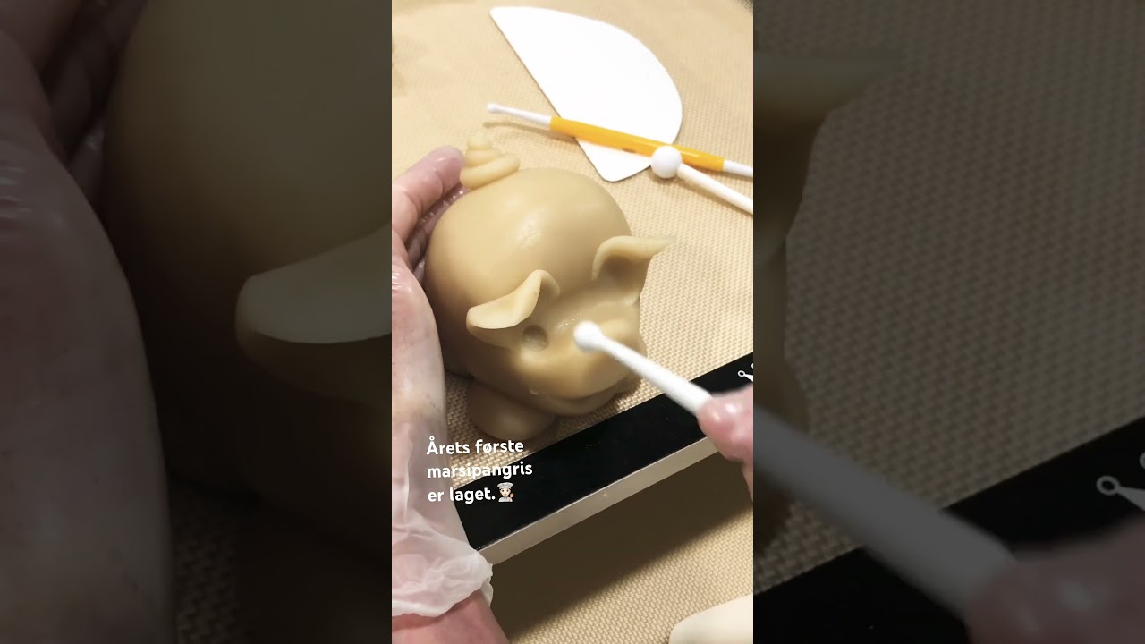 Årets første marsipangris er laget.👩🏻‍🍳