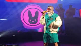 Bad Bunny cantando  Estar soltera esta de Moda en vivo FULL HD
