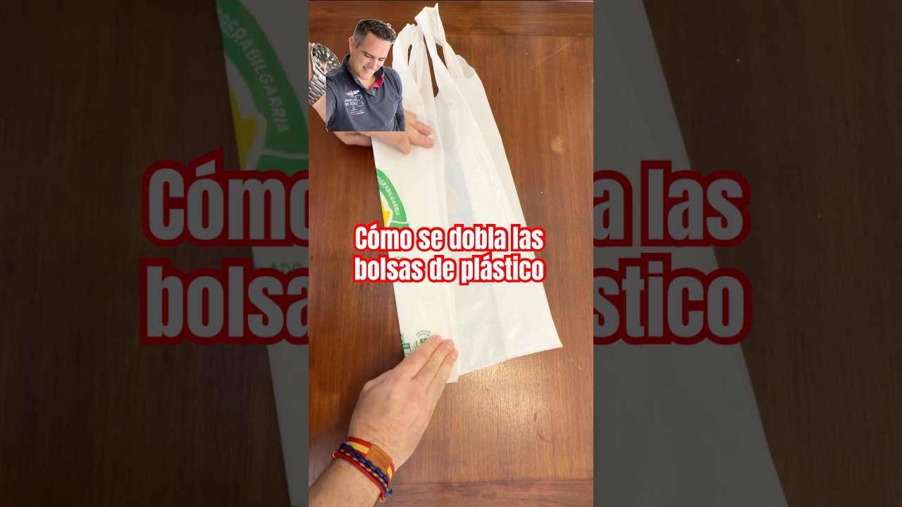 ￼ Cómo hay que doblar las bolsas de plástico para que ocupen el mínimo espacio posible. #Bolsa￼