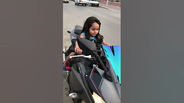 ولد يقود دراجه ناريه بجنون 