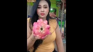 Tante lagi jajan di warung 