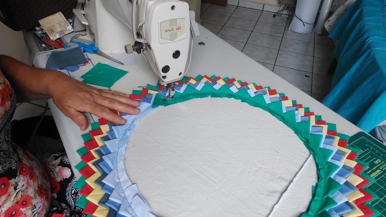 TAPETE DE BICO REAPROVEITANDO RETALHOS BEM PEQUENOS.