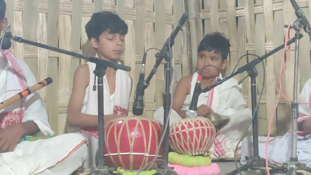 যোৱা কালি আমাৰ গৃহত নামৰ অনুষ্ঠানত ধেমাজিৰ শান্তিপুৰ হৰিনাম দলে সুন্দৰ নাম প্ৰদৰ্শন কৰিলে।।