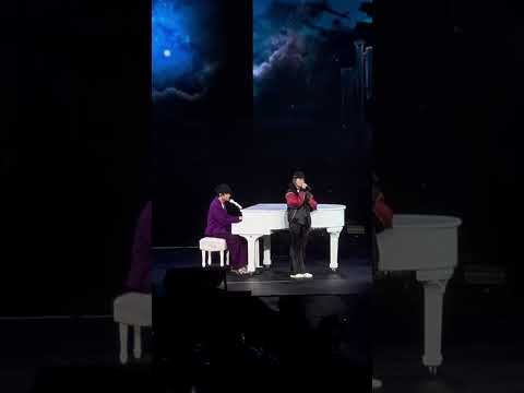 JJ林俊杰把穿睡裤的欧阳娜娜拉上台合唱《可惜没如果》8分钟完整版，娜娜唱完忘记关麦说“太夸张了...”，全场爆笑😄