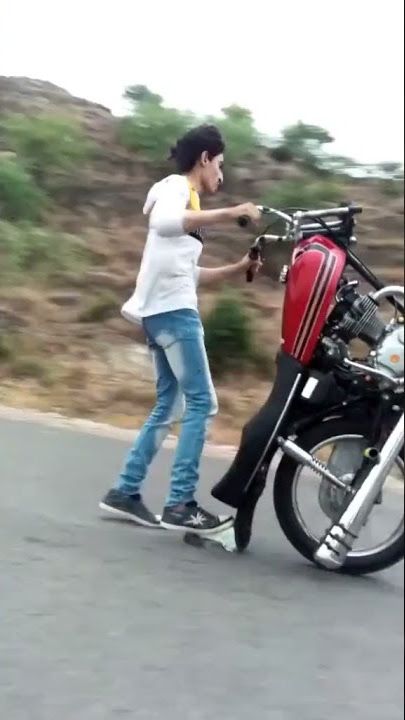 honda cg125 one willing amazing stunts /Karachi riders/