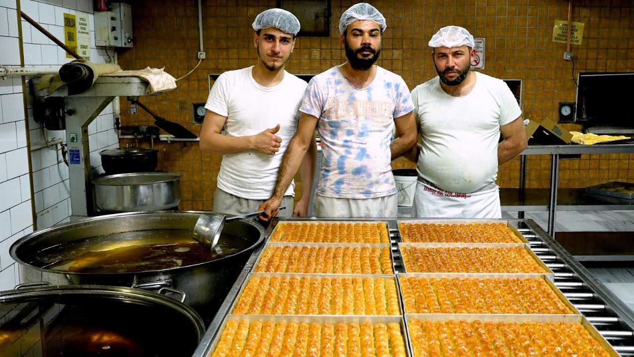 ⁣하루에 20가지 이상의 바클라와를 만드는 그 곳! /They make more than 20 kind of baklava at a day!