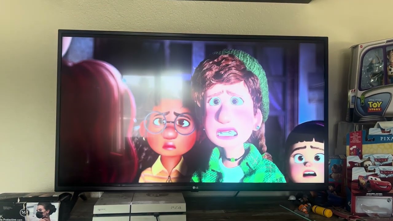 Turning Red (2022) Mei attacks Tyler/Mei betrays her friends