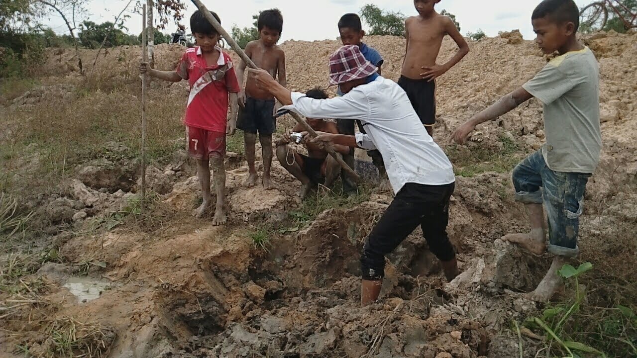 Wow ! Digging the mud to Catch Eel - How to Catch Eel in Cambodia#02