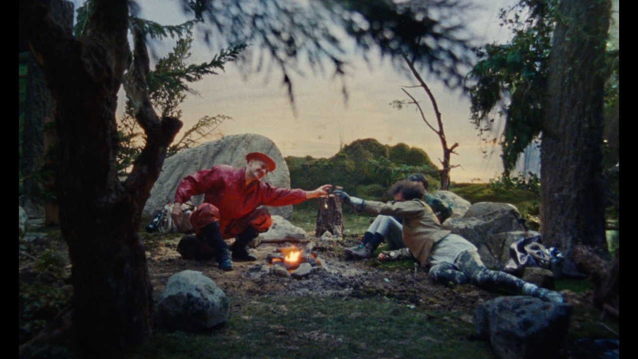 Guarda BBCC — "Campfire" by Laura Sifi su YouTube Guarda BBCC — "Campfire" by Laura Sifi su YouTube
