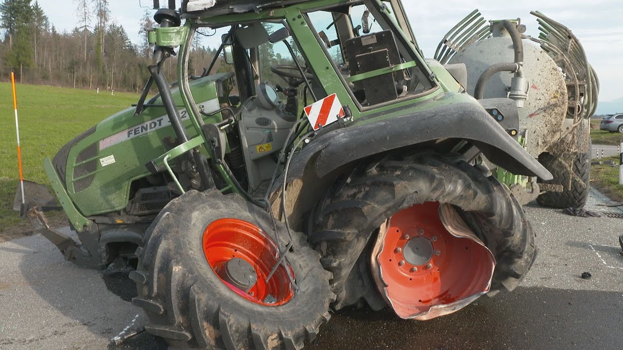 Maschwanden ZH: Postauto kollidiert mit Traktor