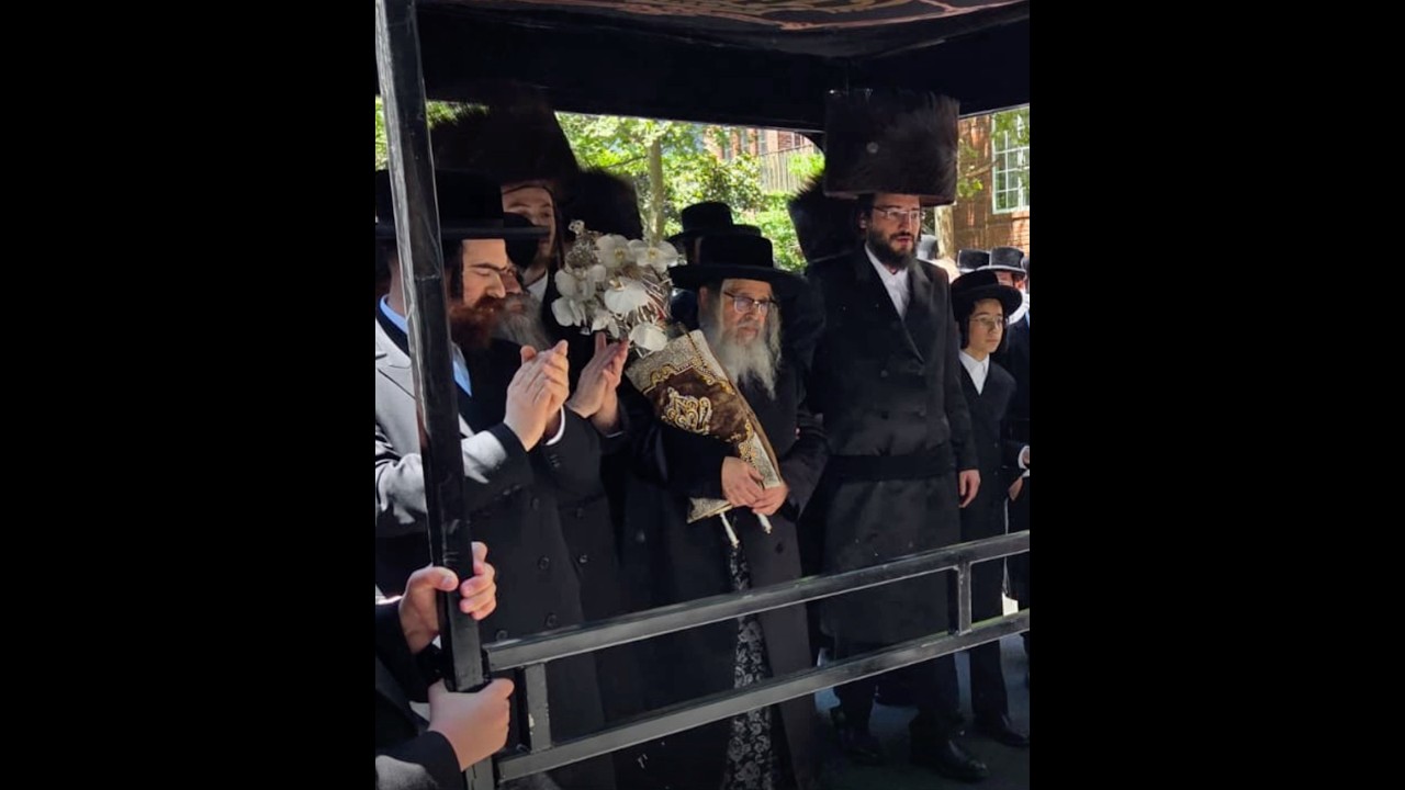 האדמו״ר מסאטמאר בריקוד בהכנסת ספר תורה