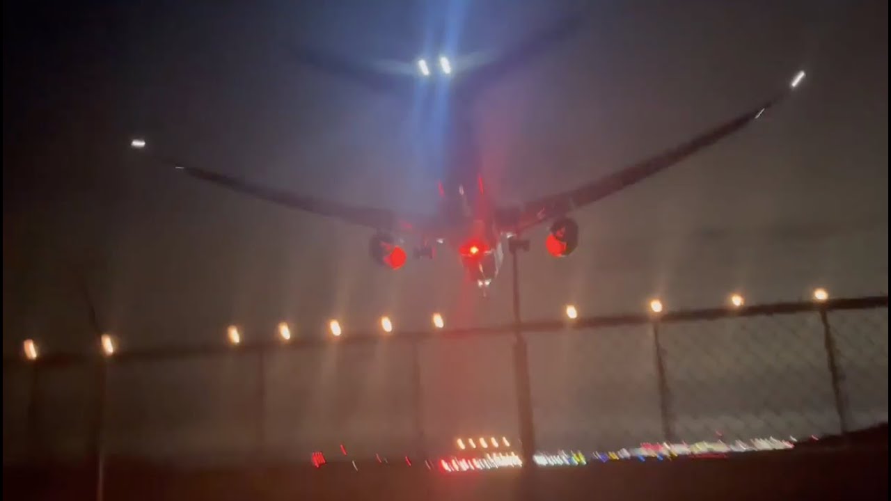 Boeing 787-9 LOW landing and thunderous thrust reversers - YouTube