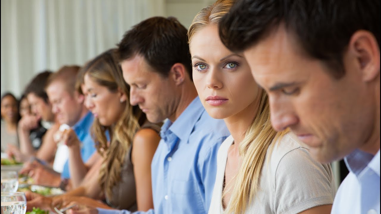 За семейным ужином я уронила вилку — и больше никогда не возвращалась к семейной жизни.