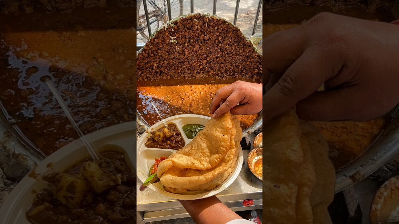 Amazing 30Rs/- Chole Bhature in Faridabad😱😱 #indianstreetfood #india #shorts #chole #faridabad