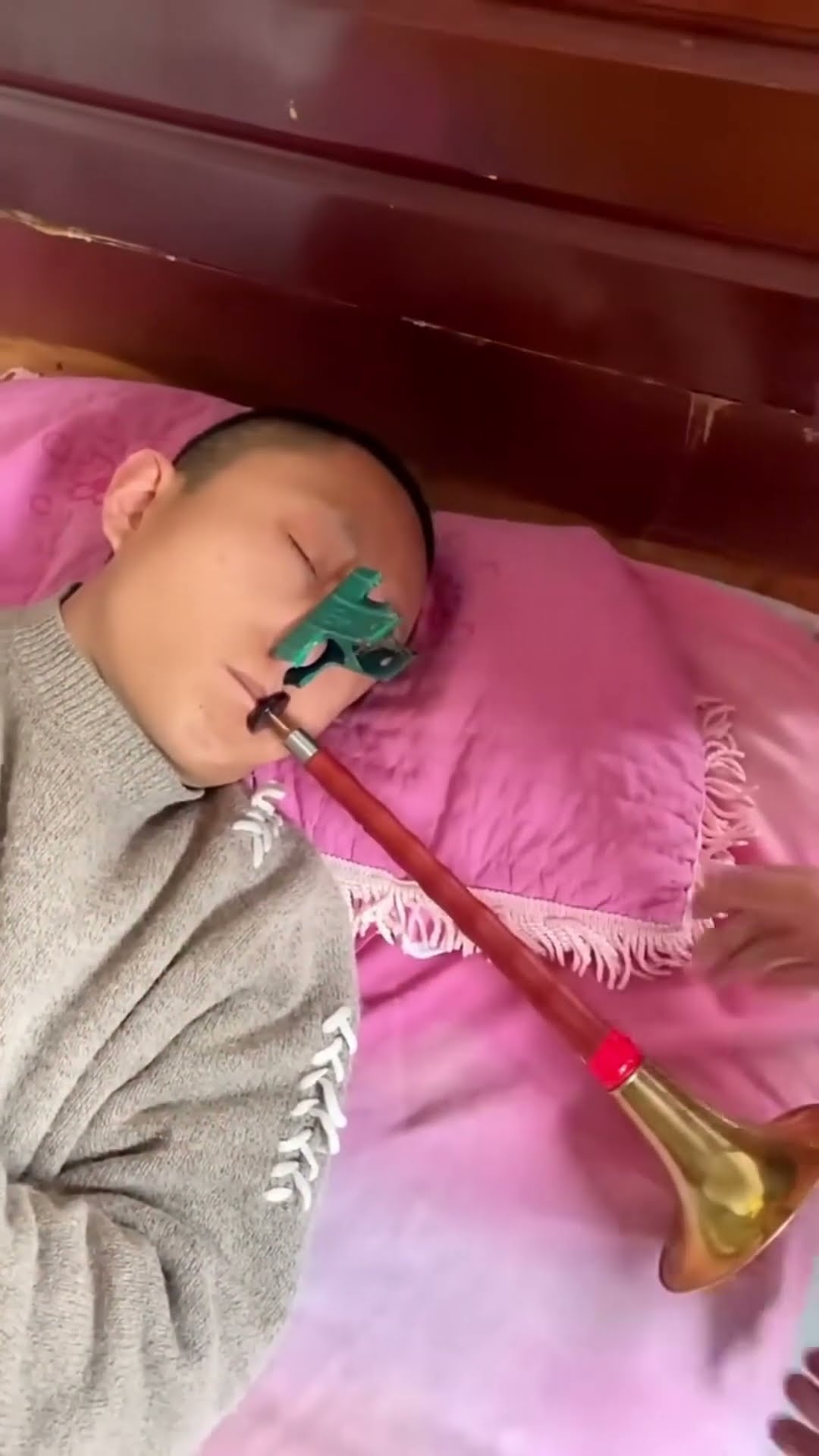 趁爸爸睡着让他吹个喇叭，这嗓门是真大！#Cute baby#Cute#呆萌小米宝#聪明宝宝#萌娃