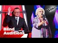 Carla è determinata a vincere e canta “Un anno d'amore” di Mina | The Voice Senior Blind Auditions