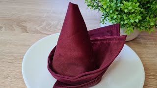 Самый простой способ сложить салфетку на праздничный стол.The easiest way to fold a napkin