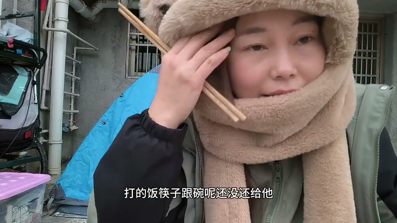 网友好奇300斤小推车能装这么多东西吗，上坡的时候又是如何上去 