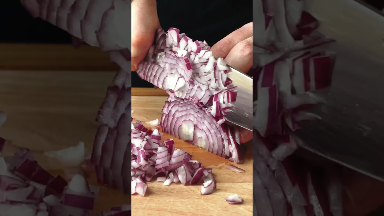 ⁣Exactly How To Chop Your Onions