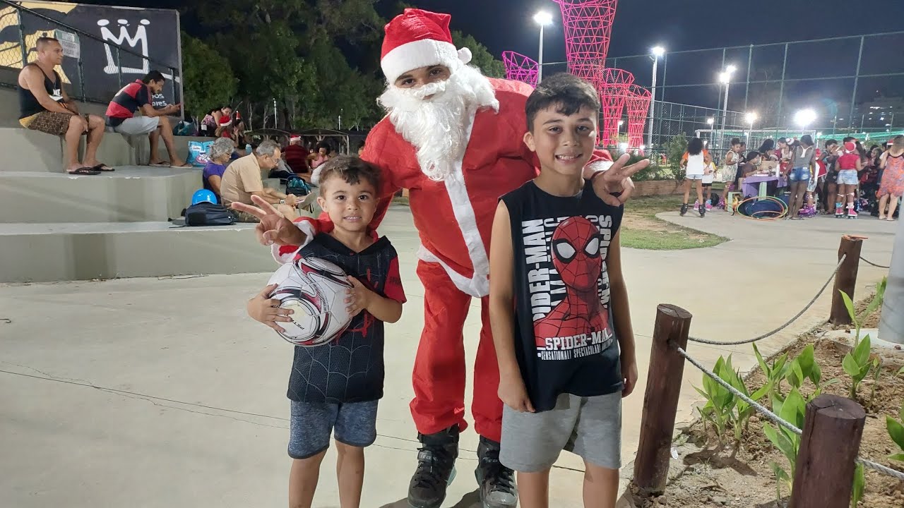 Papai Noel radical passando de patins e espalhando alegria 🎅🛼🎄