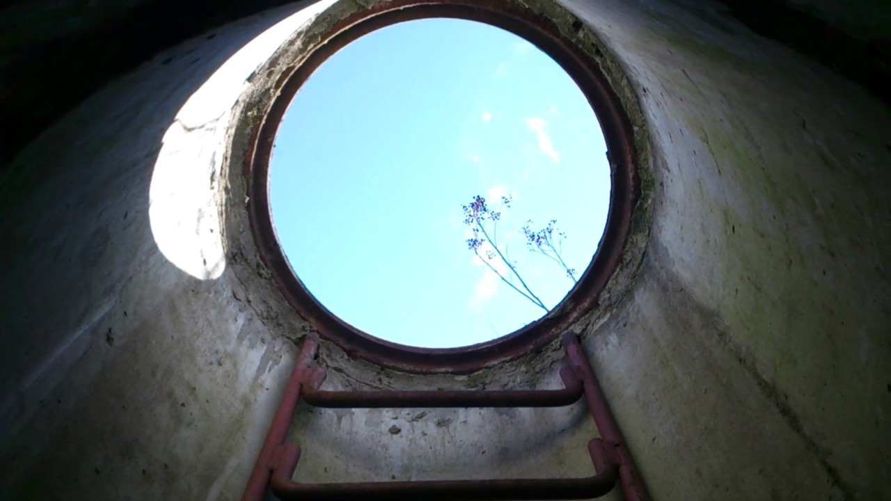 Открытый люк или спуск в канализационный колодец - YouTube