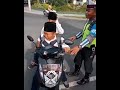 Kanak kecil ini bikin ketawa pak polisi..😂