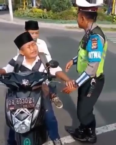 Kanak kecil ini bikin ketawa pak polisi..😂