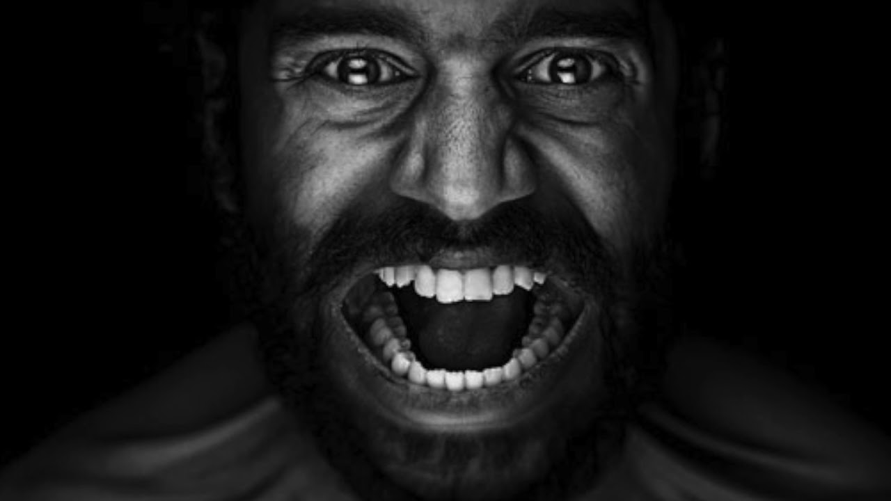 Картинка негр в темноте улыбается