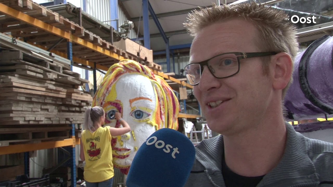 Heel Vollenhove werkt mee aan de voorbereidingen voor het bloemencorso van zaterdag