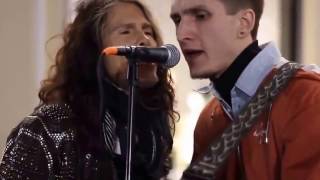 Солист Aerosmith Стивен Тайлер подпел уличному музыканту в Москве
