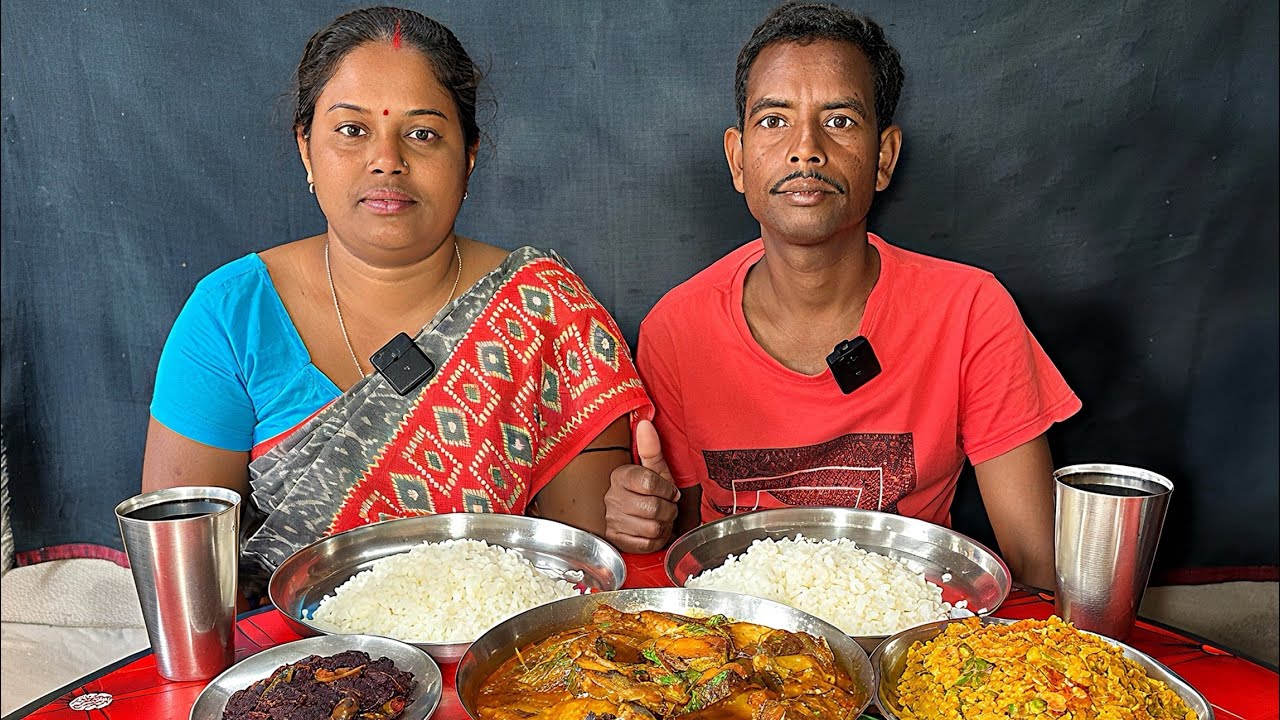 গরম ভাতে চিংড়ি দিয়ে বাঁধাকপি আর টেংরা মাছের ঝোল! বাঙালির রাজকীয় দুপুরের খাবার। 🤤🔥