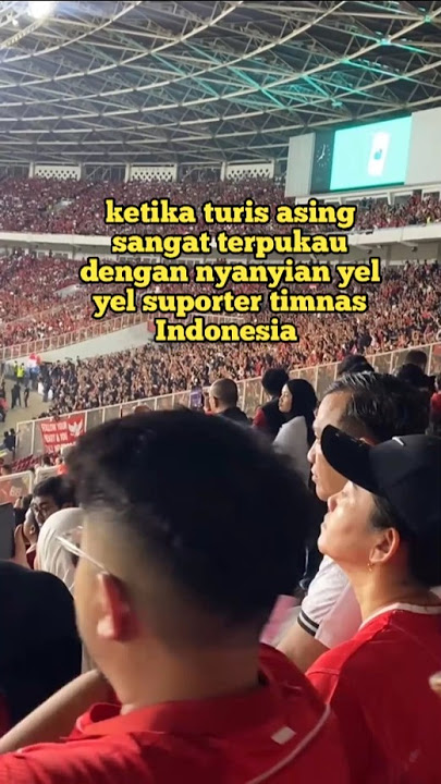 ketika turis asing sangat terpukau dengan nyanyian yel yel suporter timnas Indonesia