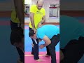 خصمك يمسك رجلك ويريد ان يوقعك على الأرض كيف تدافع عن نفسك في قتال الشوارع الفيديو الاول