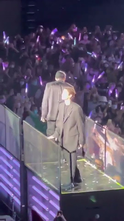 one hug again.🦊🐰 #brightwin #winmetawin #brightvachirawit #2gether #brightwinconcert #sidebyside
