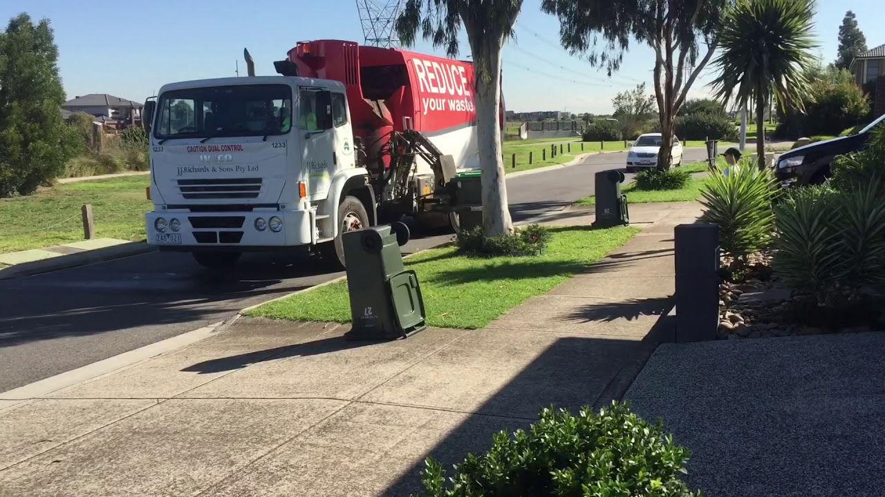 Whittlesea green waste 1233 X Melton truck! YouTube