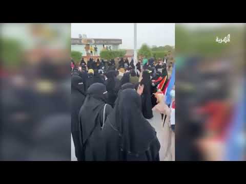 لقطات تظهر مهاجمة عناصر تابعة للانتقالي مظاهرة نسائية تطالب بتحسين الوضع الخدمي