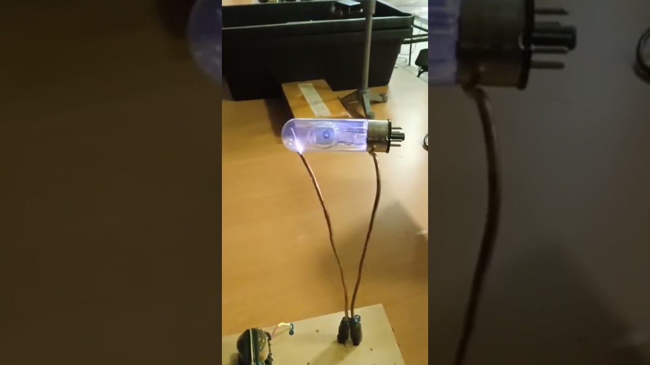 The glow of hydrogen under the action of an alternating electric field