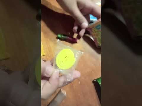 طبعآ اخر شي وقف الفيديو طبعا كتير حامضة ولوون ازرق ازرق وفيها من جوة ملح ومعصور عليها ليمون