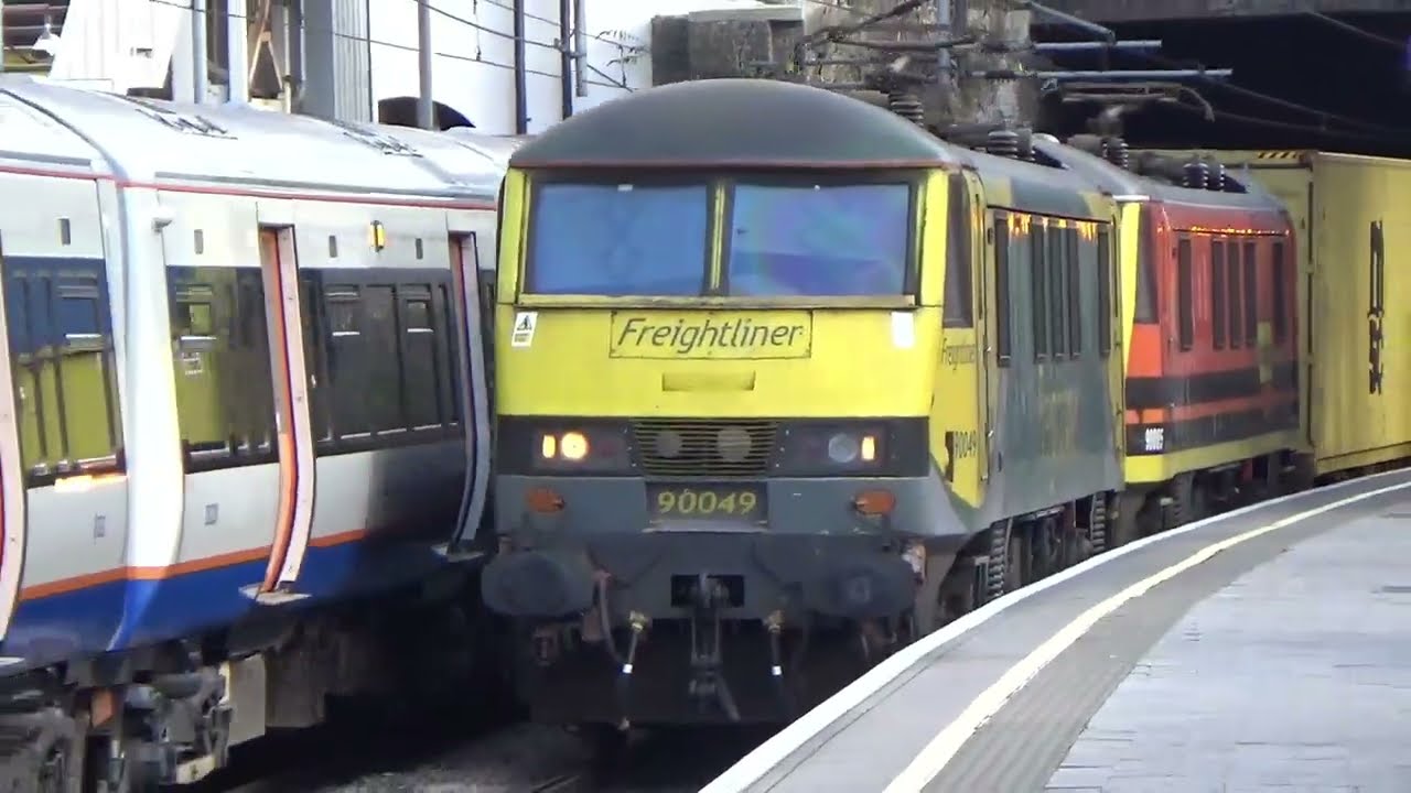 90 049 and 005 pilot a long Freightliner through Canonbury, 13 Nov 25