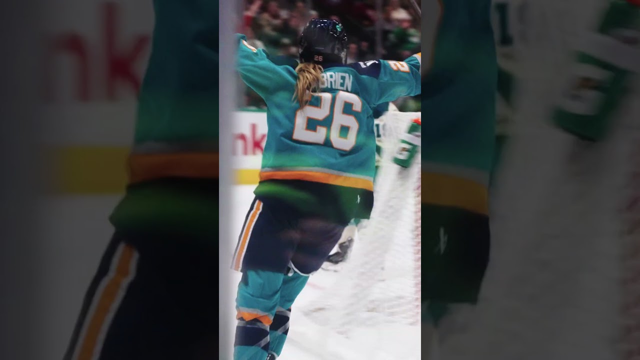 СЛЫШЬТЕ, КАК ОНИ ЗВОНЯЮТ 🔔 Кейси О’Брайен забивает свой первый гол в PWHL! 