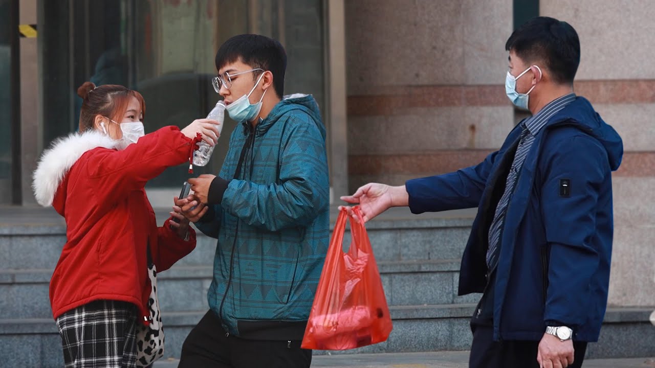 Когда мальчик больной полиомиелитом не может сам попить, как будут реагировать люди?