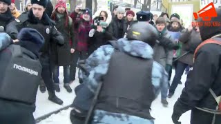 Жесткие задержания на шествии антифашистов в Москве