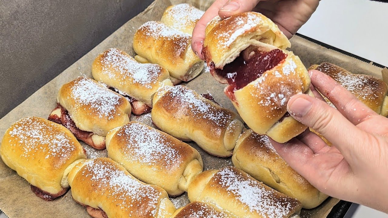 Luftige Hefeteigteilchen mit Marmelade gefüllt. Lecker und einfach Brötchen Hefeteig