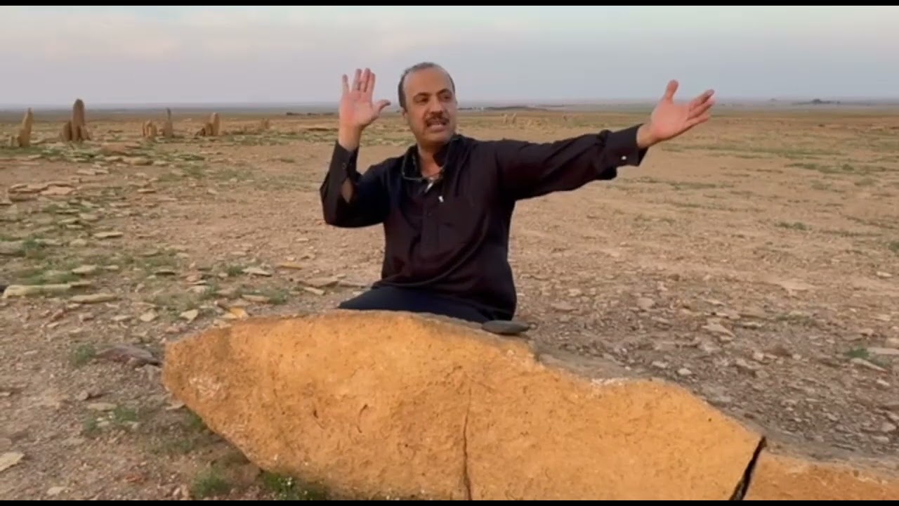 مسَلَّة المستوي وصفوف طويلة من الأعمدة