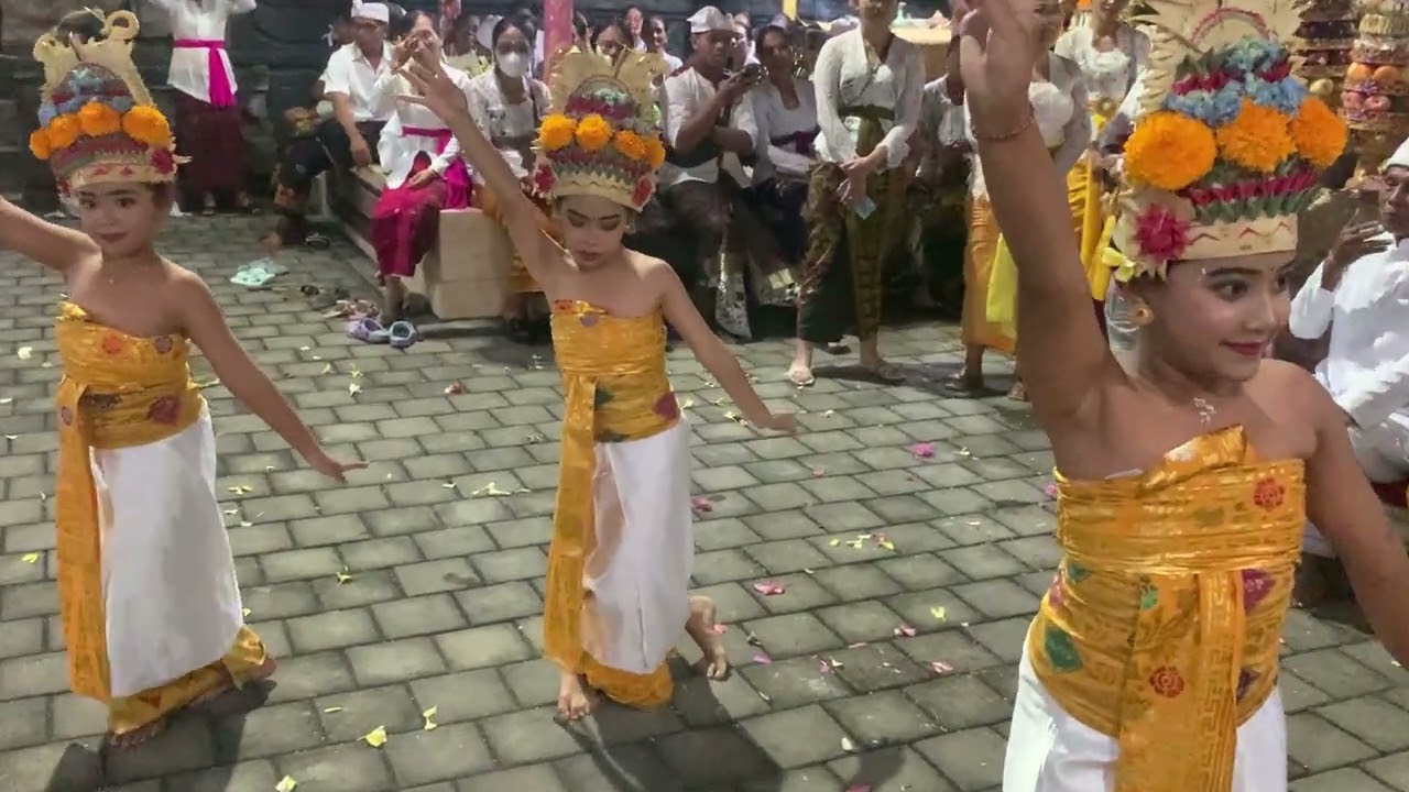 rejang dewa( sekehe pura penabengan