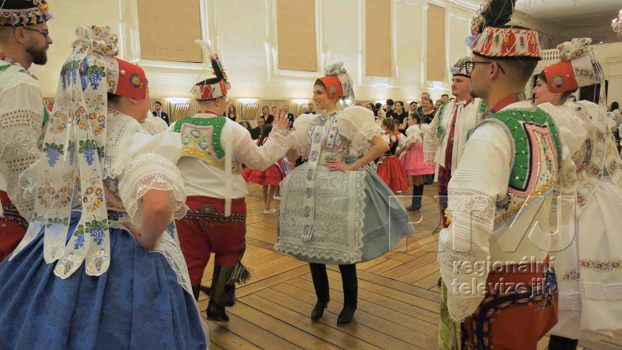 Krojový ples ve Valticích ukázal, jak se místní chasa rozrůstá